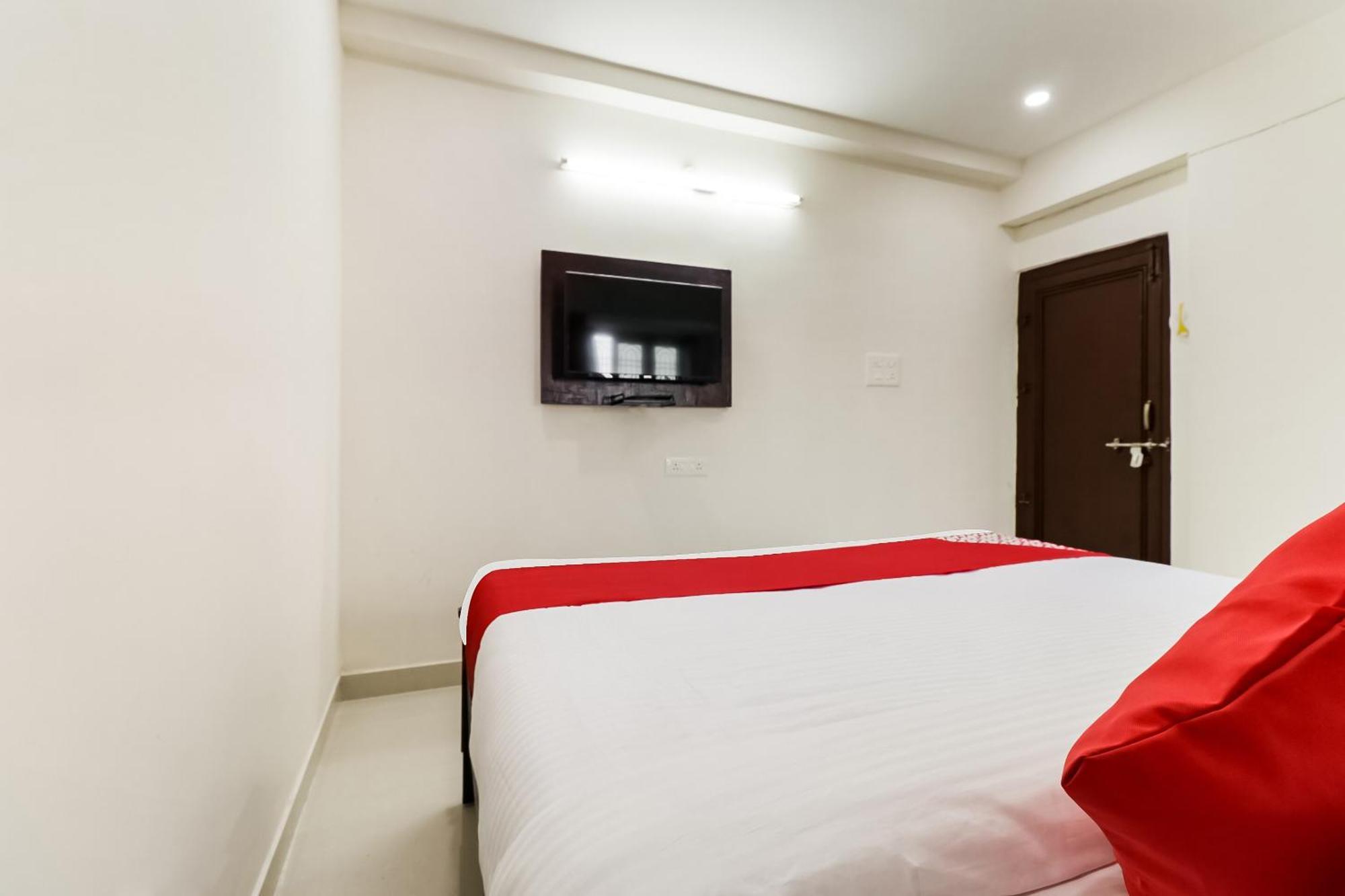 Oyo Victory Grand Hotel Tadepalle Exterior photo